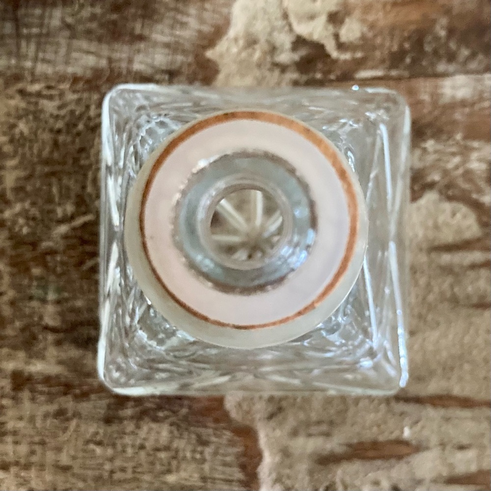 Mid-Century Glass Decanter with Diamond Pattern - Picture 8 of 14